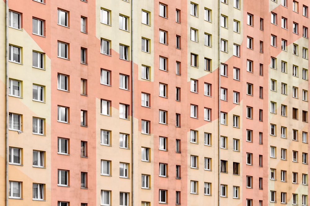 Beige und braune Stadtgebäude