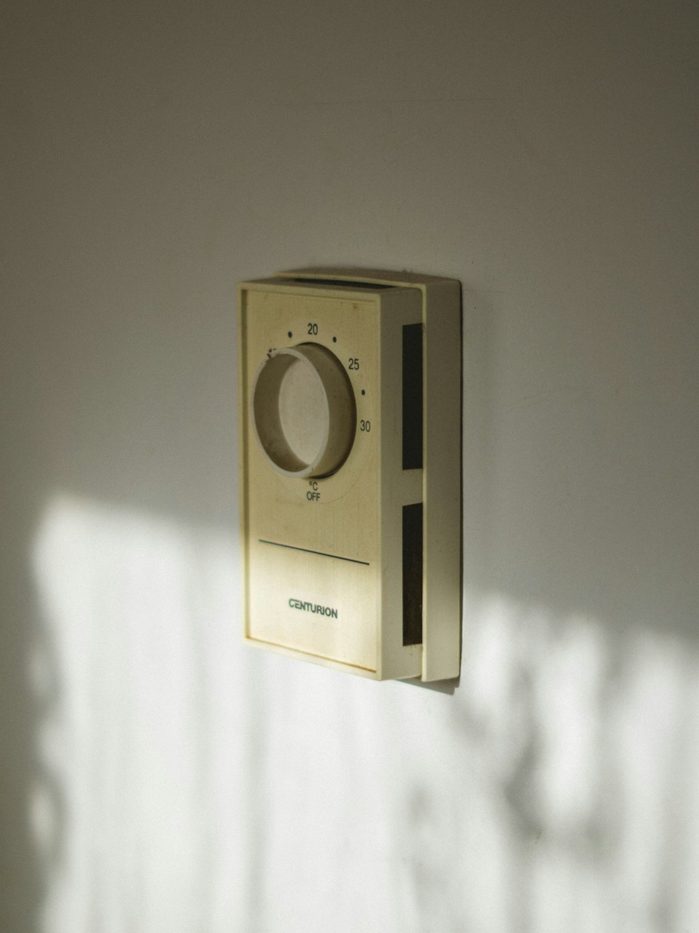controlador de electrodomésticos Centurion beige en la pared