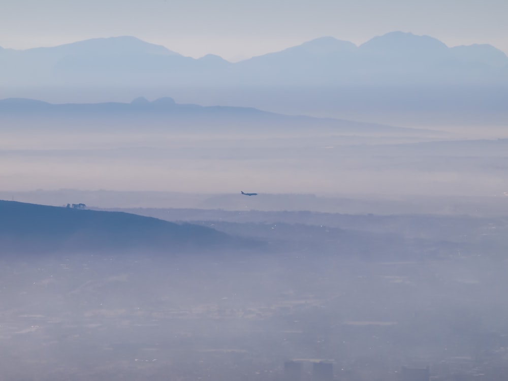 Vue aérienne d’un bâtiment de la ville recouvert de brouillard