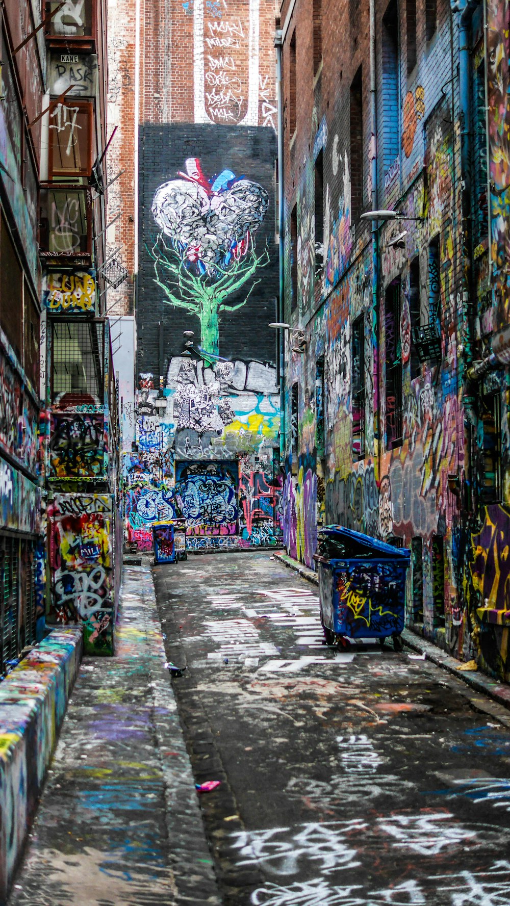 callejón de la pared de graffiti durante el día