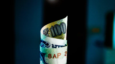 100 Indian rupee banknote