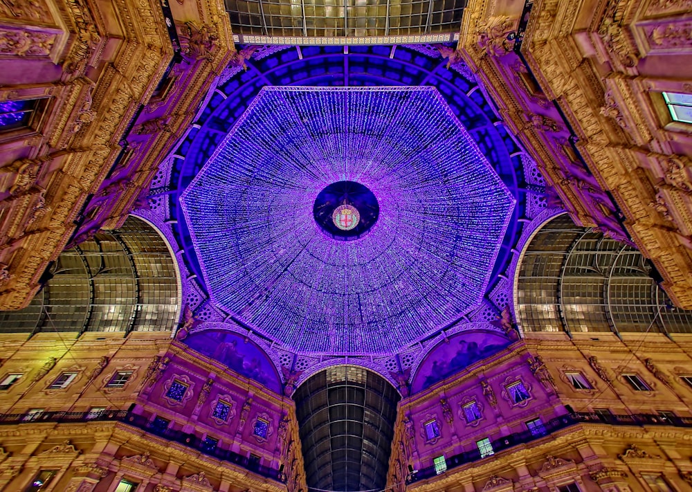 Un edificio molto grande con un soffitto molto colorato