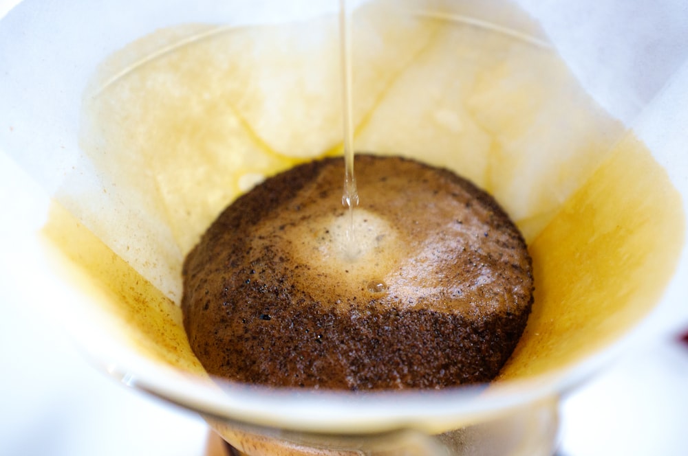 Wasser auf braunen Kaffee gegossen