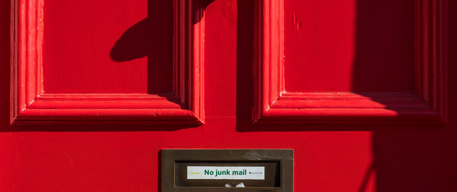 No Junk Mail aka Spam Mail, please auf roter türe