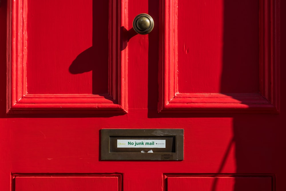 puerta de madera roja cerrada