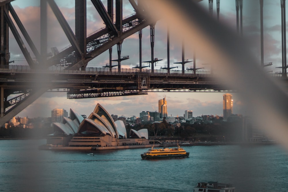 bateau blanc à côté de l’opéra de Sydney HOuse