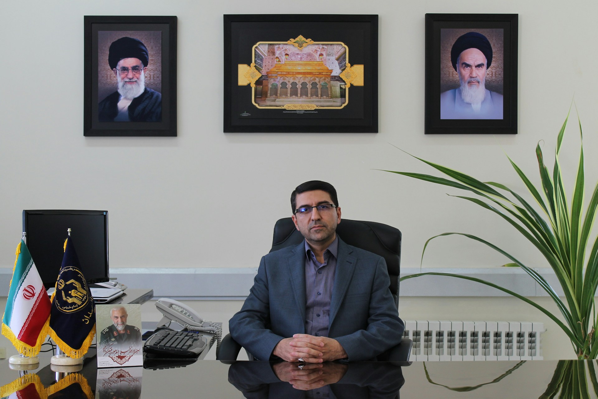 gray computer monitor