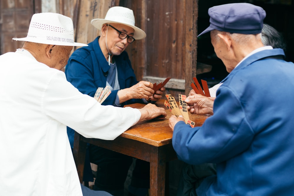 Eine Gruppe älterer Menschen, die ein Kartenspiel spielen