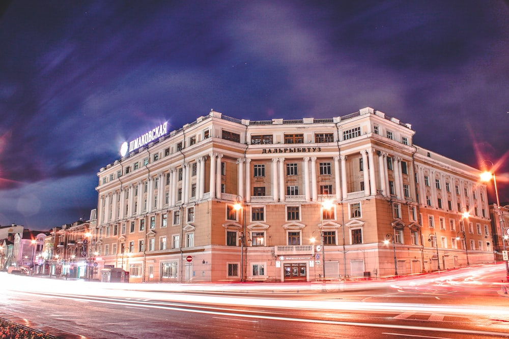 Edificio de hormigón blanco durante el día