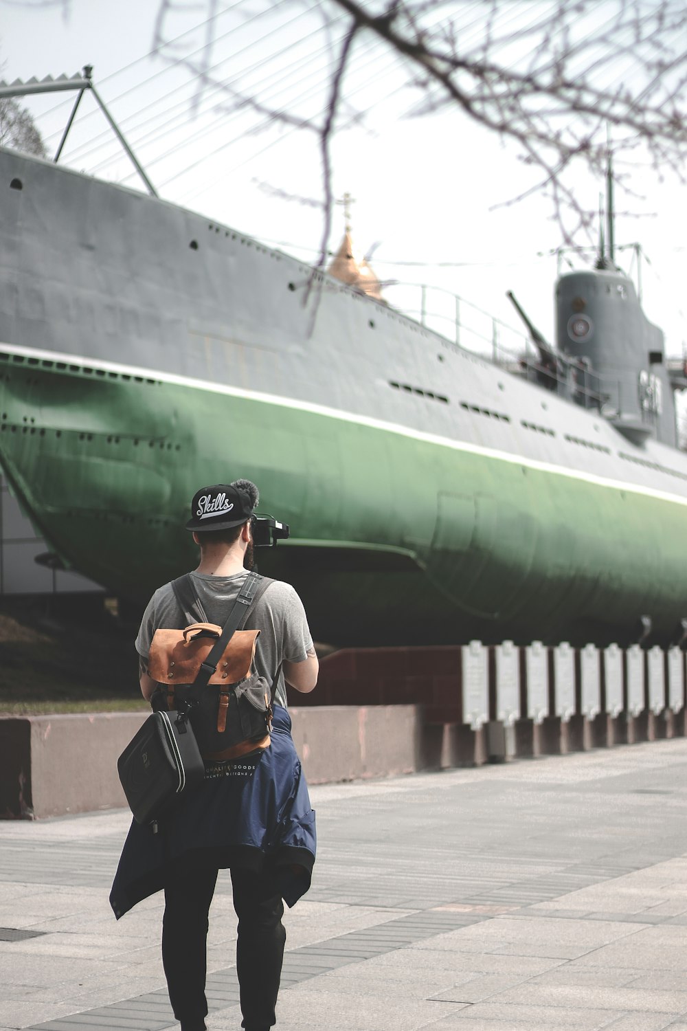 uomo in piedi che scatta foto della nave