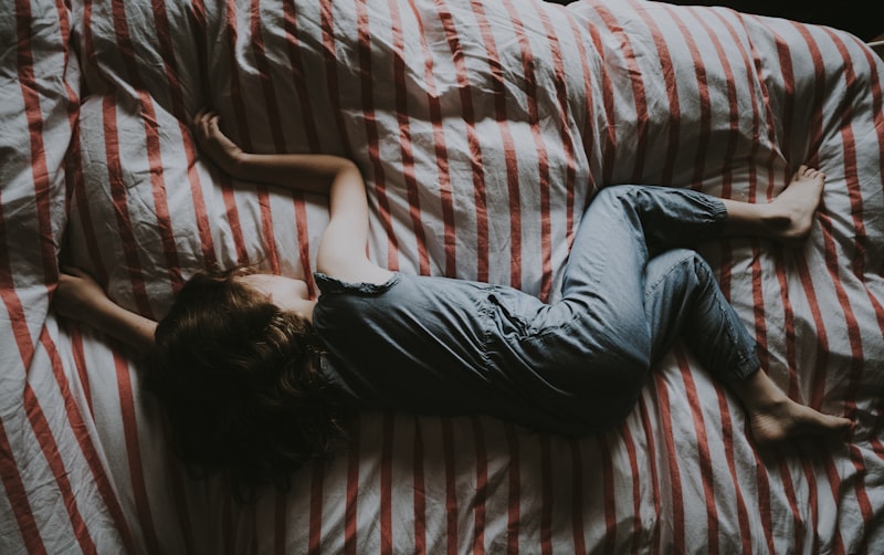 Bambino che dorme nel proprio letto