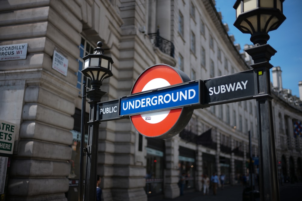 Señalización del metro subterráneo cerca del edificio