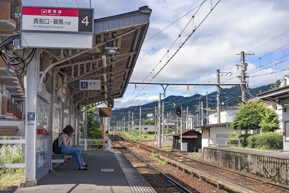 電車を待っている間、天蓋に座っている女性