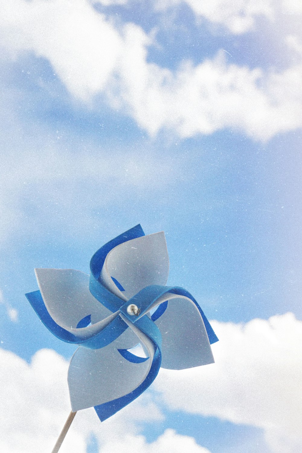 Mulino a vento portatile bianco e blu sotto cieli nuvolosi