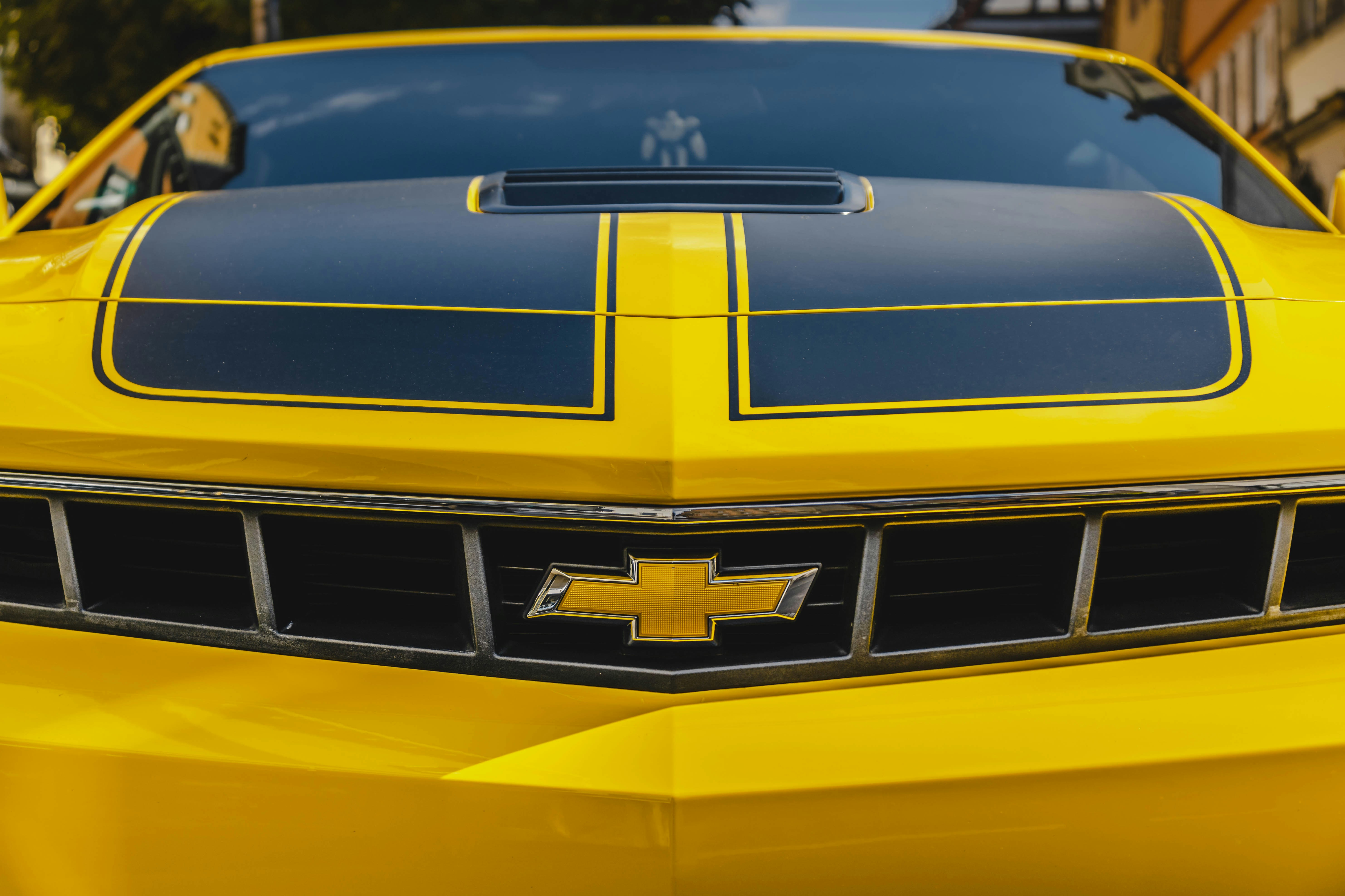 Capó amarillo y negro del auto deportivo Chevrolet foto – Imagen de Coche  gratuita en Unsplash, image size:3000x2000