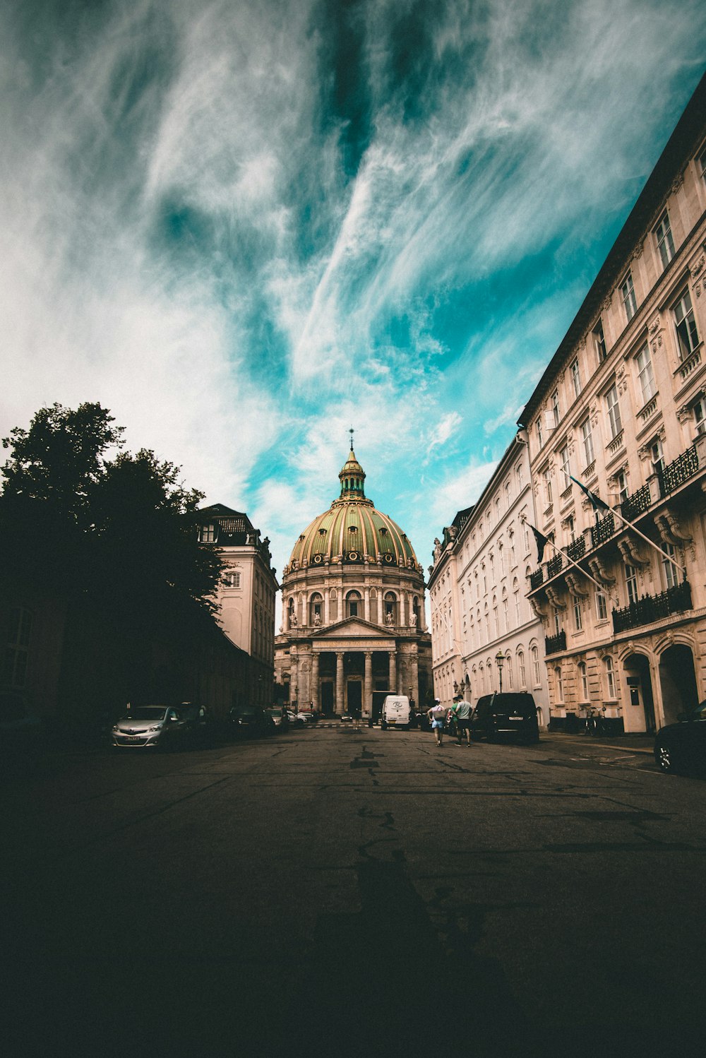 Autos in der Nähe der Kathedrale geparkt