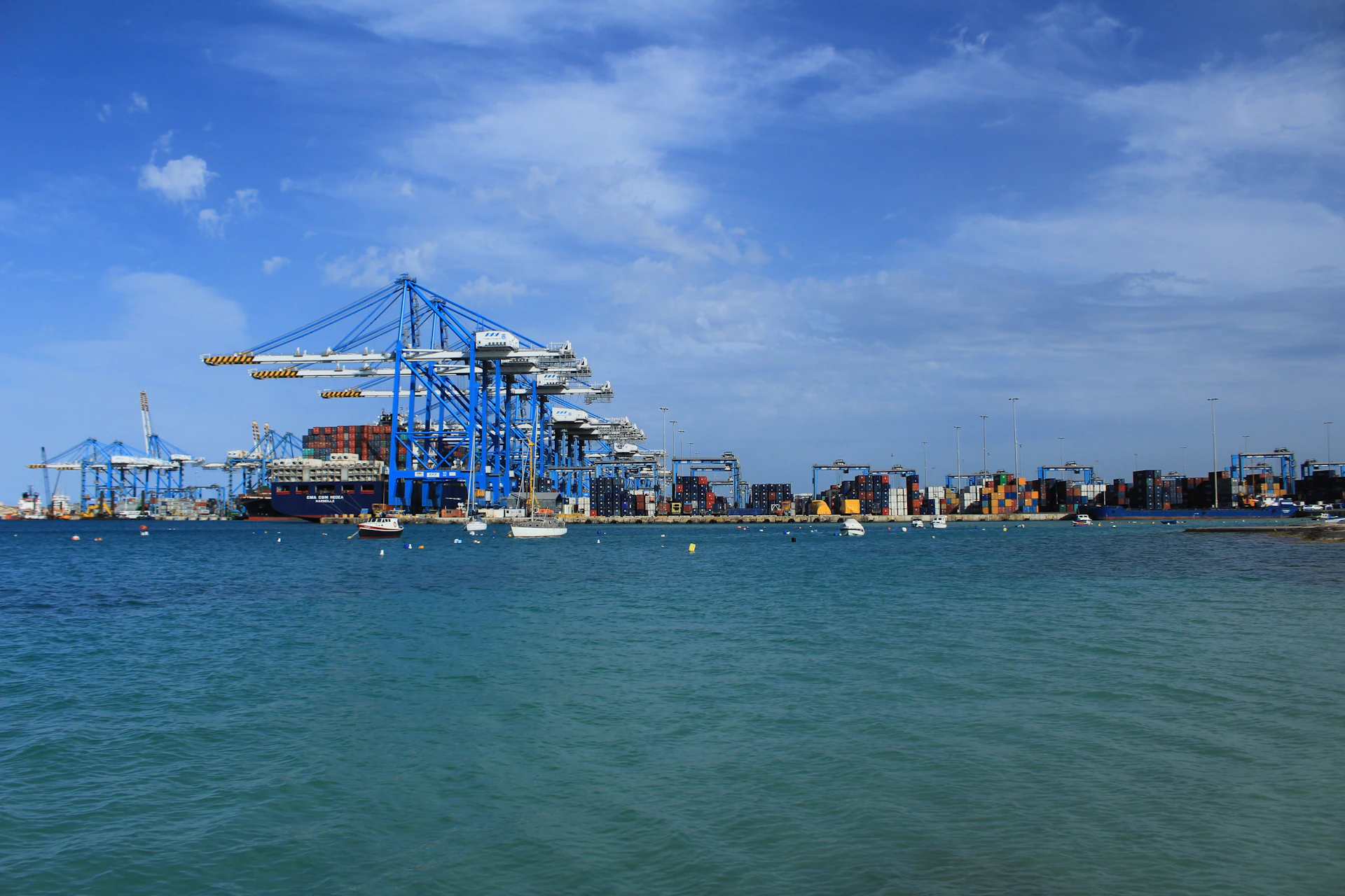 gray computer monitor