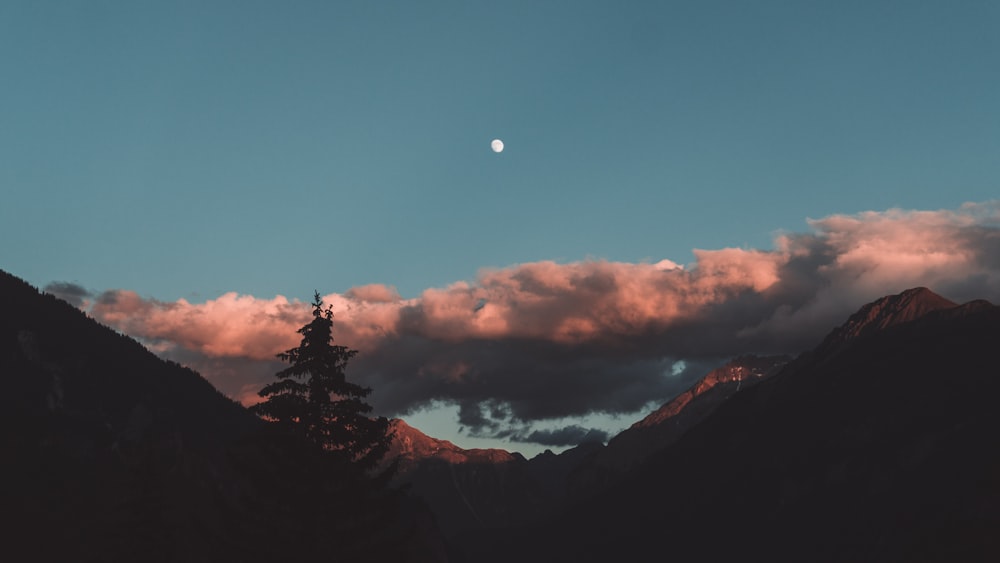 foto di silhouette di montagna con nuvole