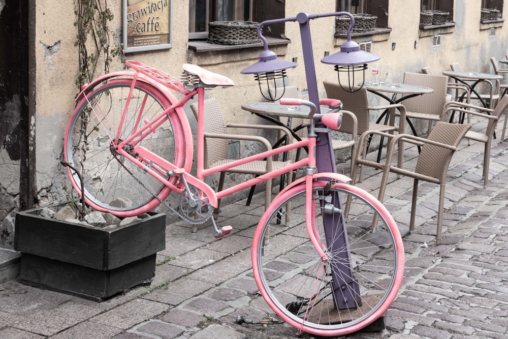 Pinkfarbenes MSstep-Through-Fahrrad