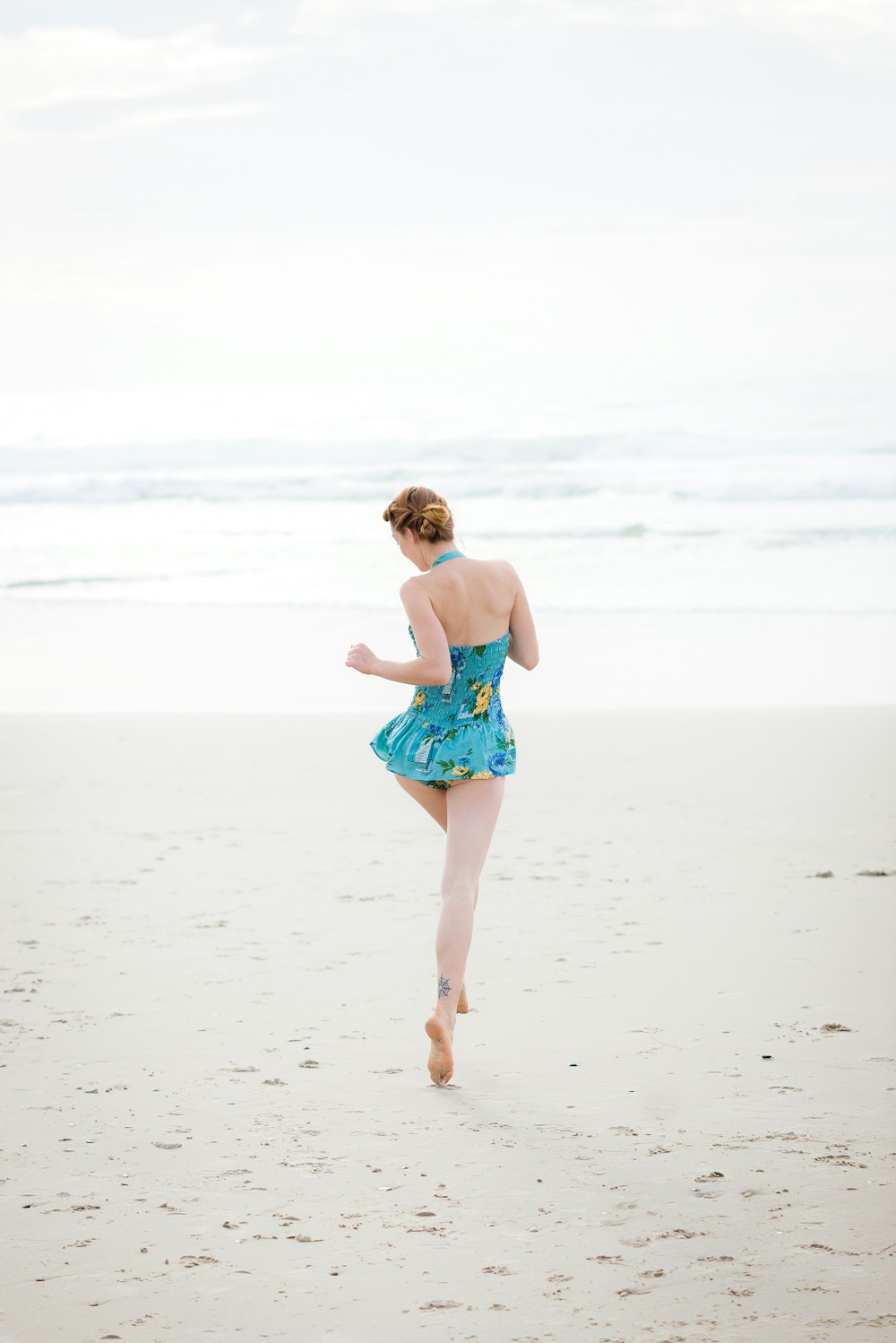 femme marchant sur le rivage près de la plage