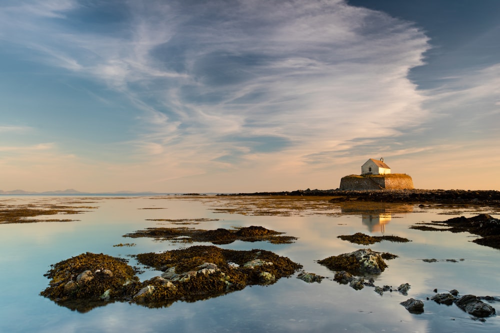 specchio d'acqua calmo vicino a casa