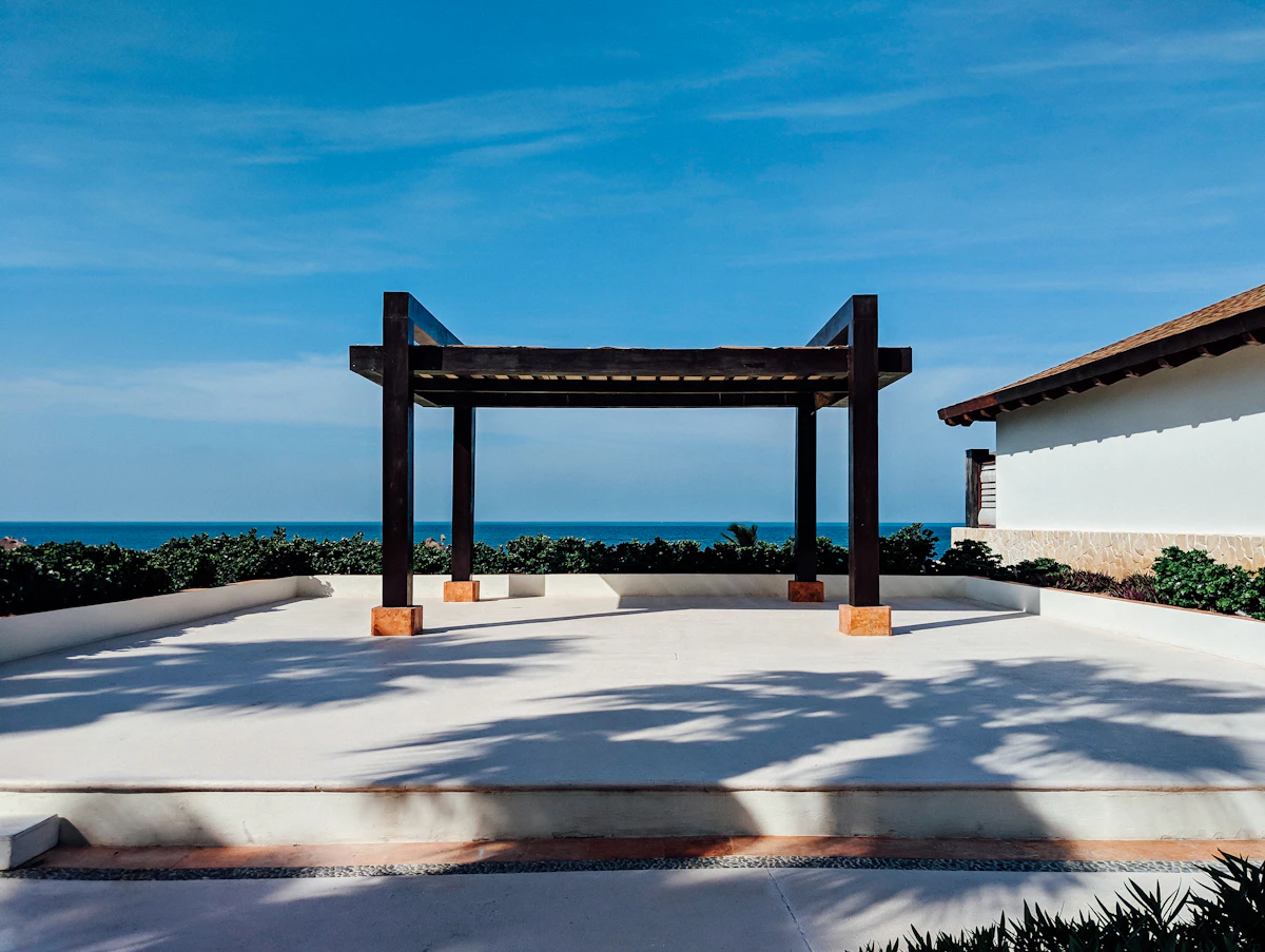 Pergola avec voiles d'ombrage triangulaires