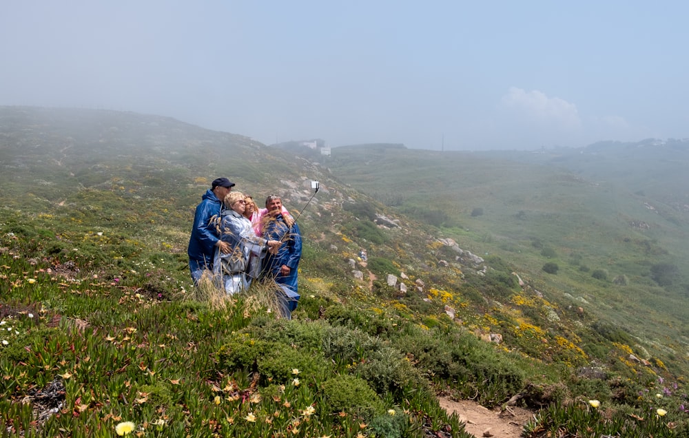 grupo de personas de pie en la montaña
