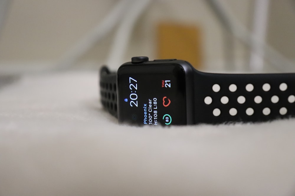 cassa in alluminio argento Apple Watch con Nike Fuel Band nero visualizzazione 20:27