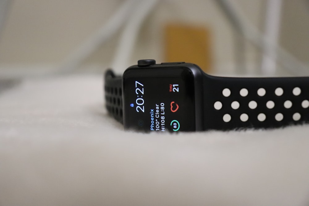 실버 알루미늄 케이스 Apple Watch with black Nike Fuel Band displaying 20:27