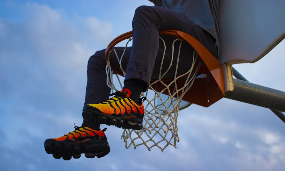 Ein Basketballspieler, der den Ball in den Korb taucht