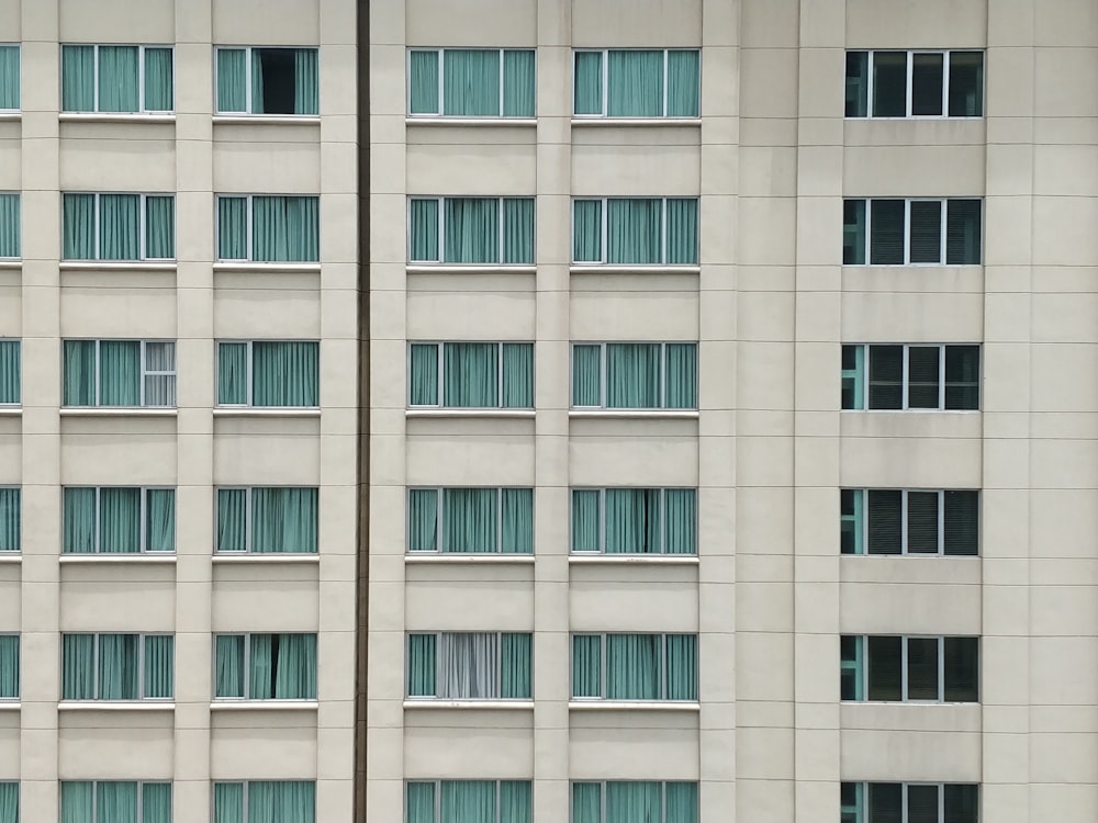 Edificio de gran altura de hormigón blanco