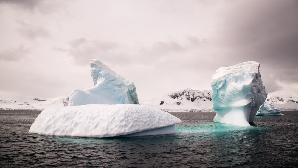 dois icebergs durante o dia nublado