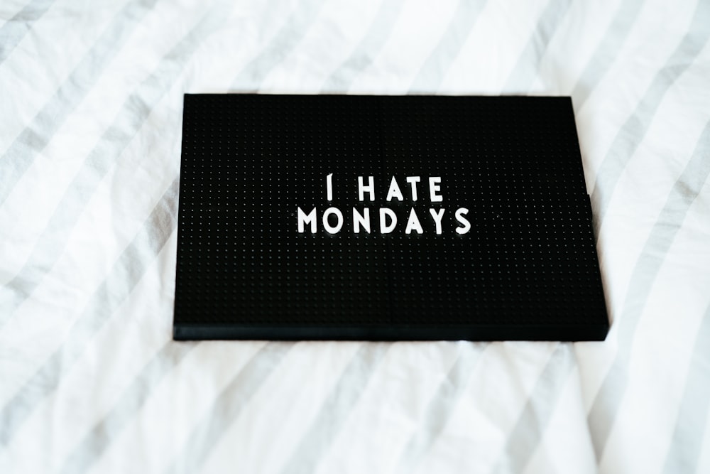 black i hate Mondays 흰색 직물에 상자를 인쇄했습니다.