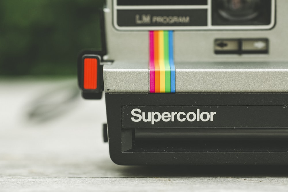 câmera Polaroid Superoclor cinza na superfície cinza