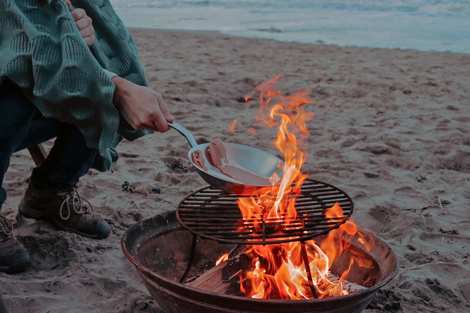 Viande qui cuit au-dessus des flammes