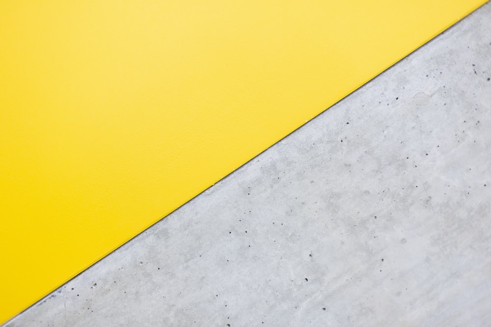 um close up de uma parede amarela e branca