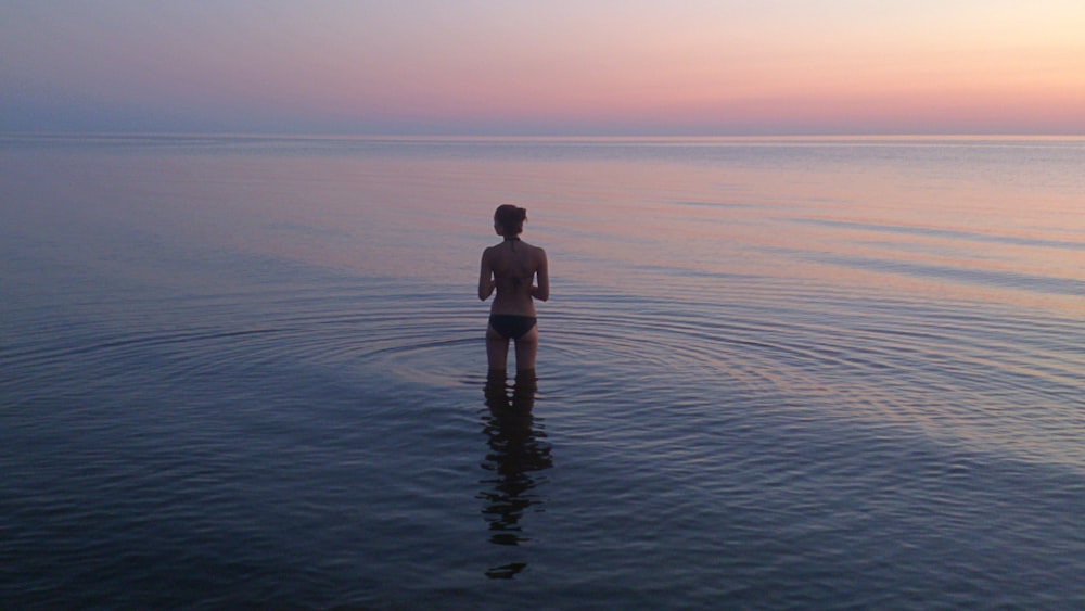 donna in piedi sullo specchio d'acqua