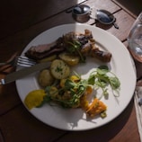 Close-up of a colorful plate featuring a balanced low-carb meal with fresh vegetables and grilled meat.