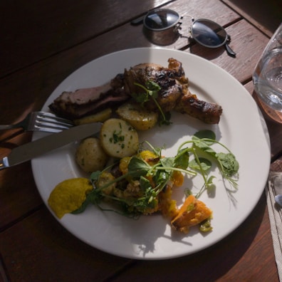 Close-up of a colorful plate featuring a balanced low-carb meal with fresh vegetables and grilled meat.