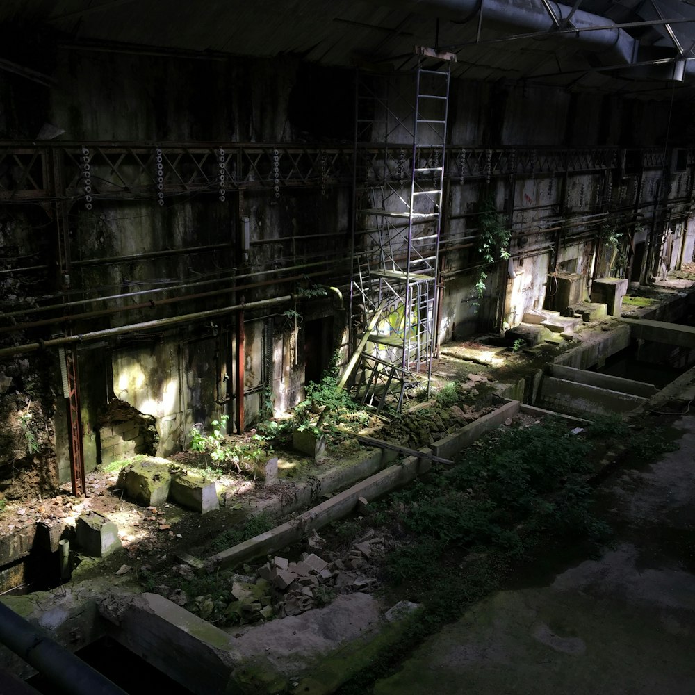 Vista de pájaro de la luz del sol en las ruinas de los edificios