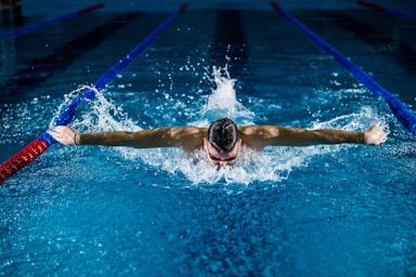 sports photography,how to photograph man doing butterfly stroke