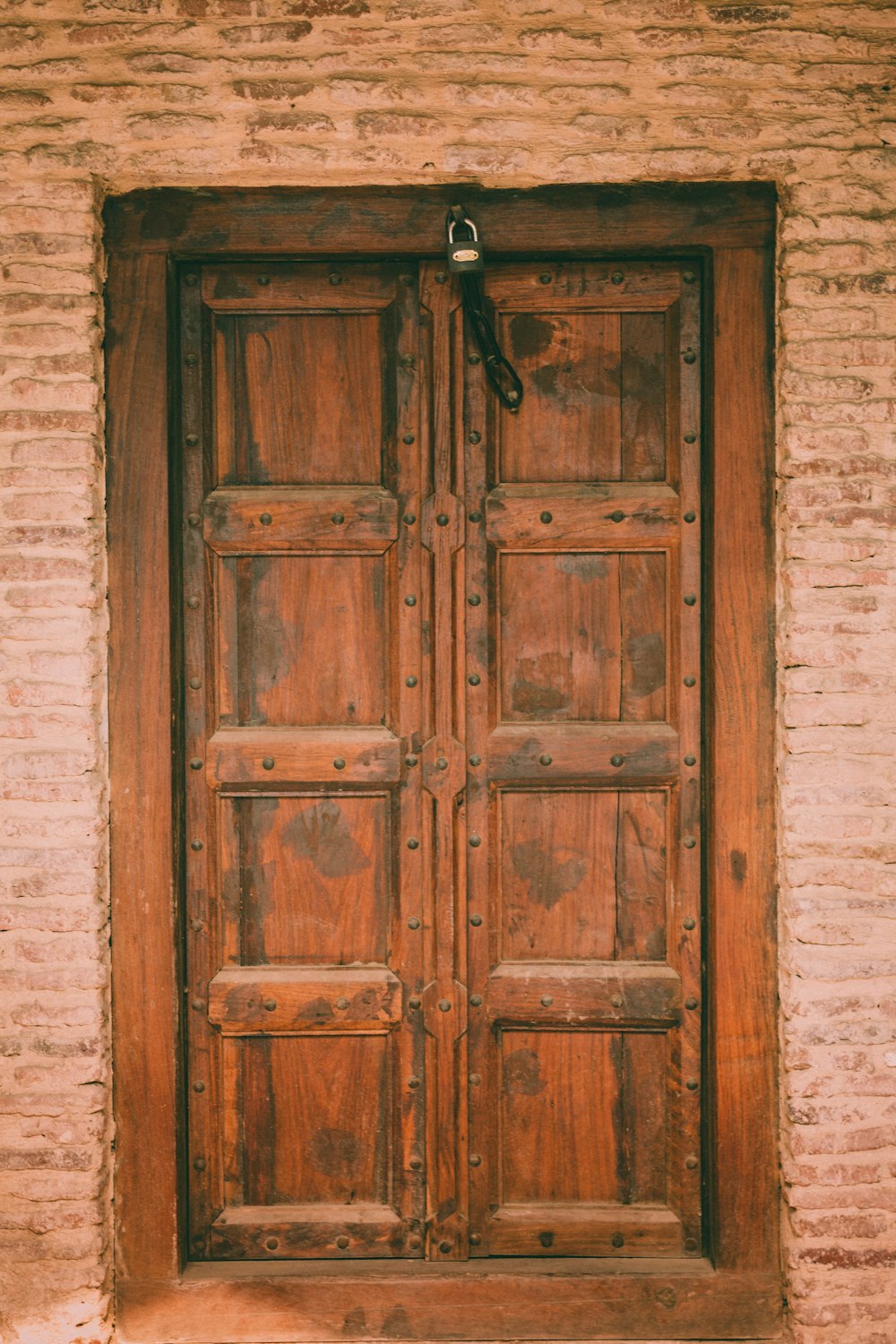 南京錠付き茶色の木製ドア