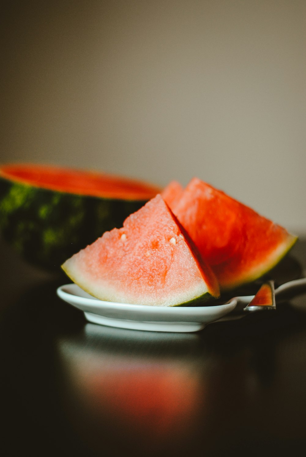 Wassermelonenscheibe auf weißem Keramikteller