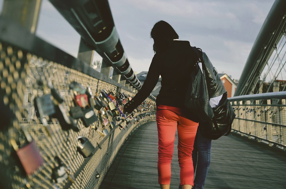 femme debout sur le pont avec des serrures