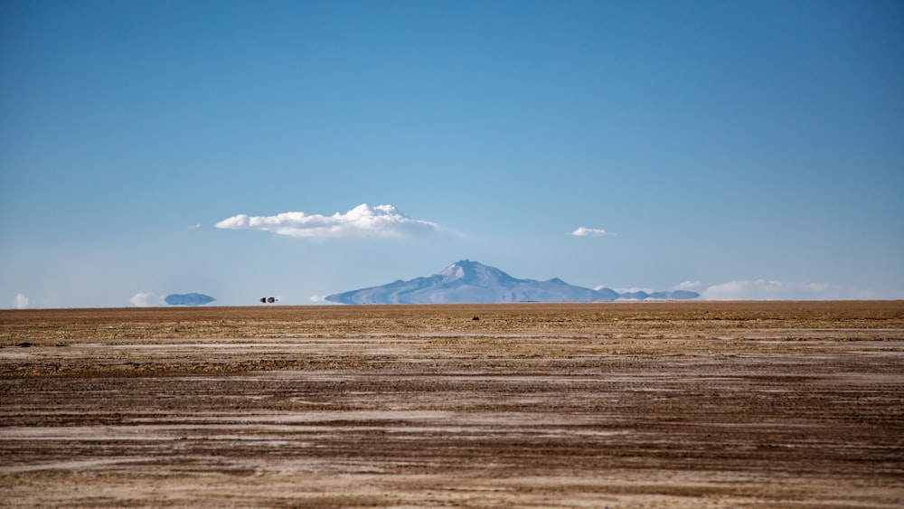 montaña a través del desierto marrón