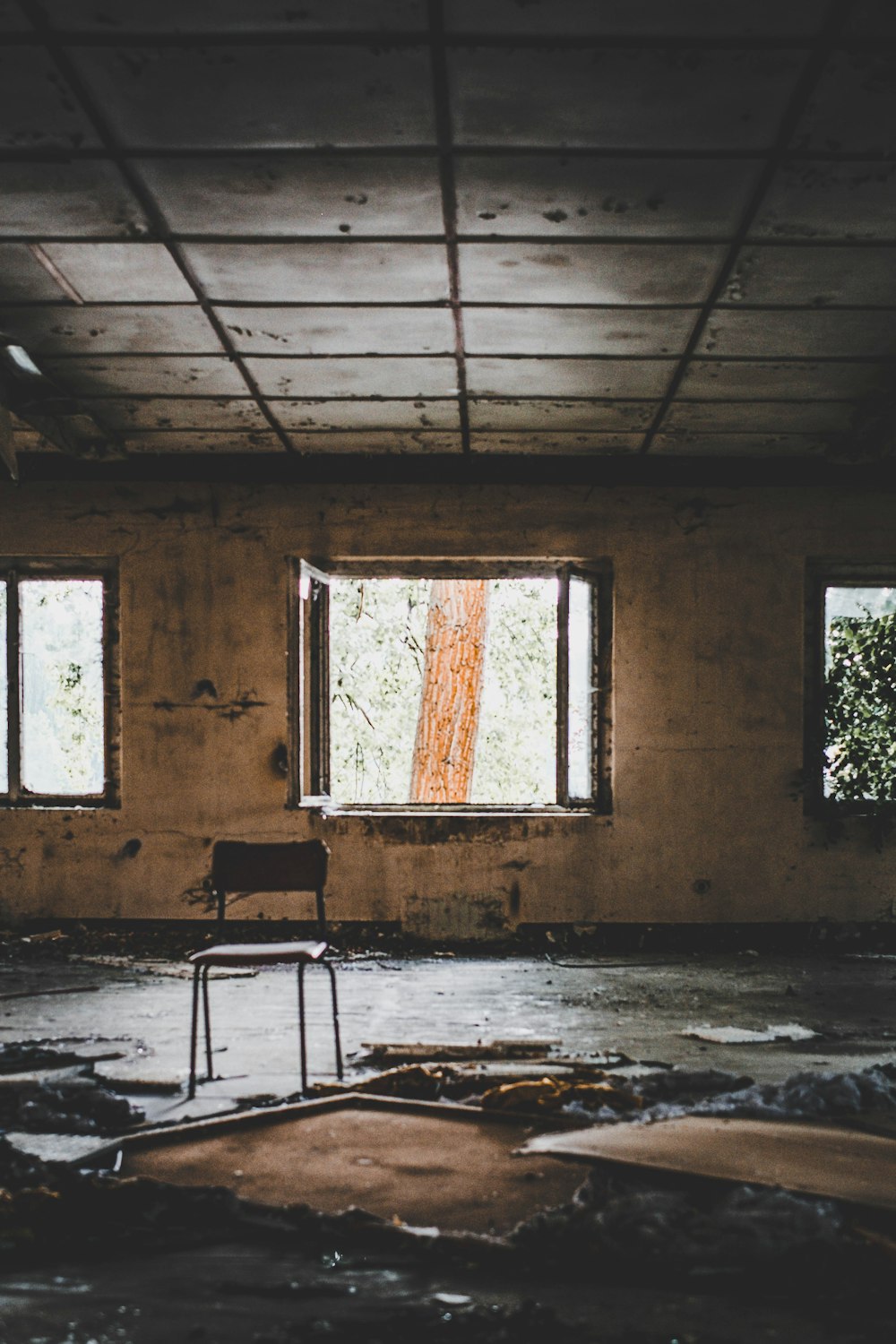 Silla marrón en casa abandonada