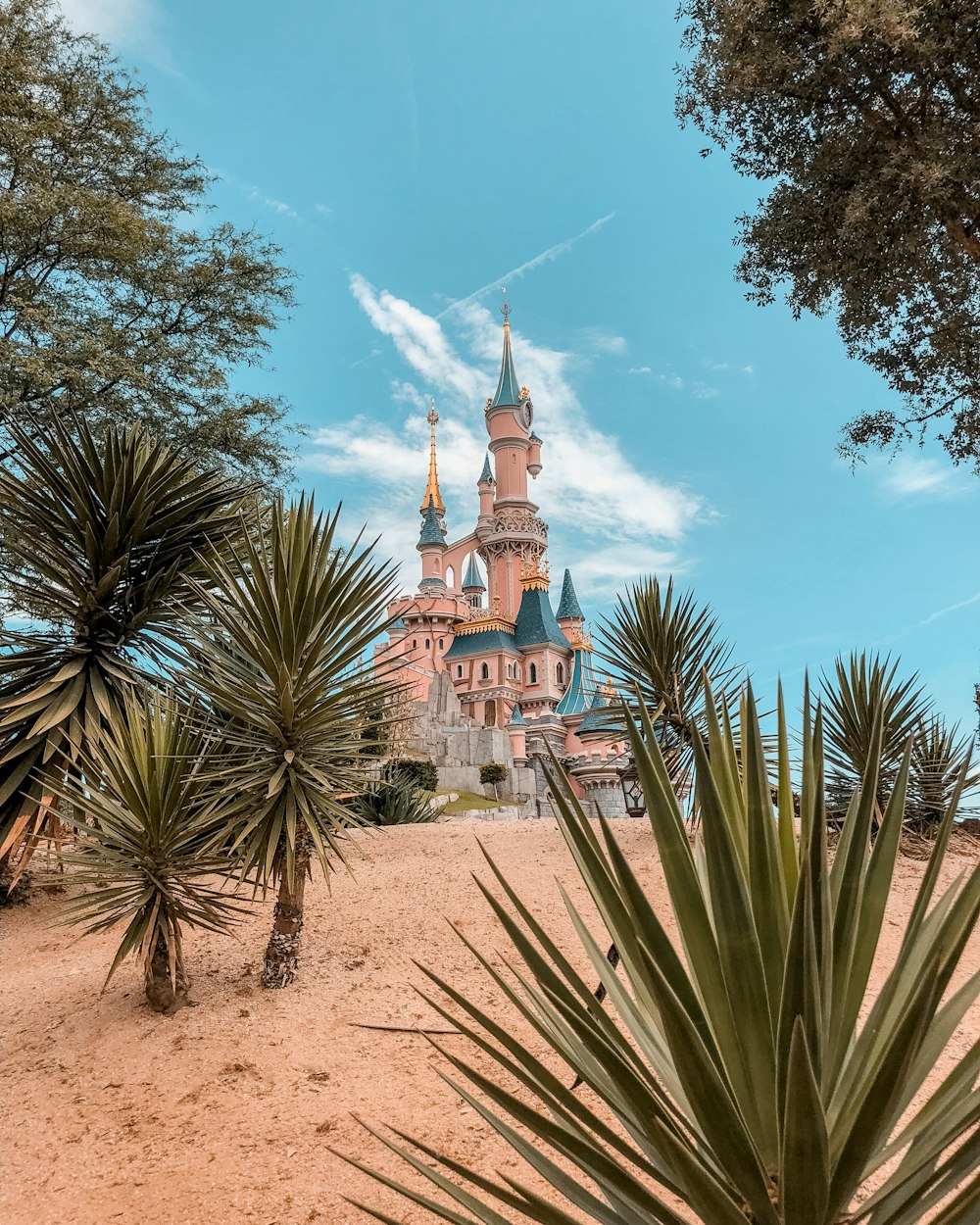 Tour grise sous un ciel bleu clair