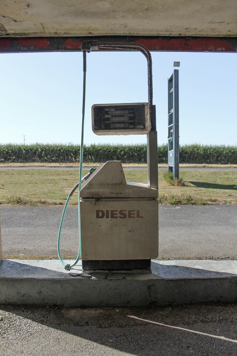 Estación de bombeo de gasolina diesel blanca