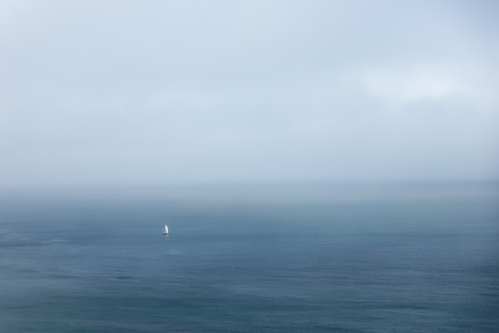 Blaues Meer unter weißem Himmel