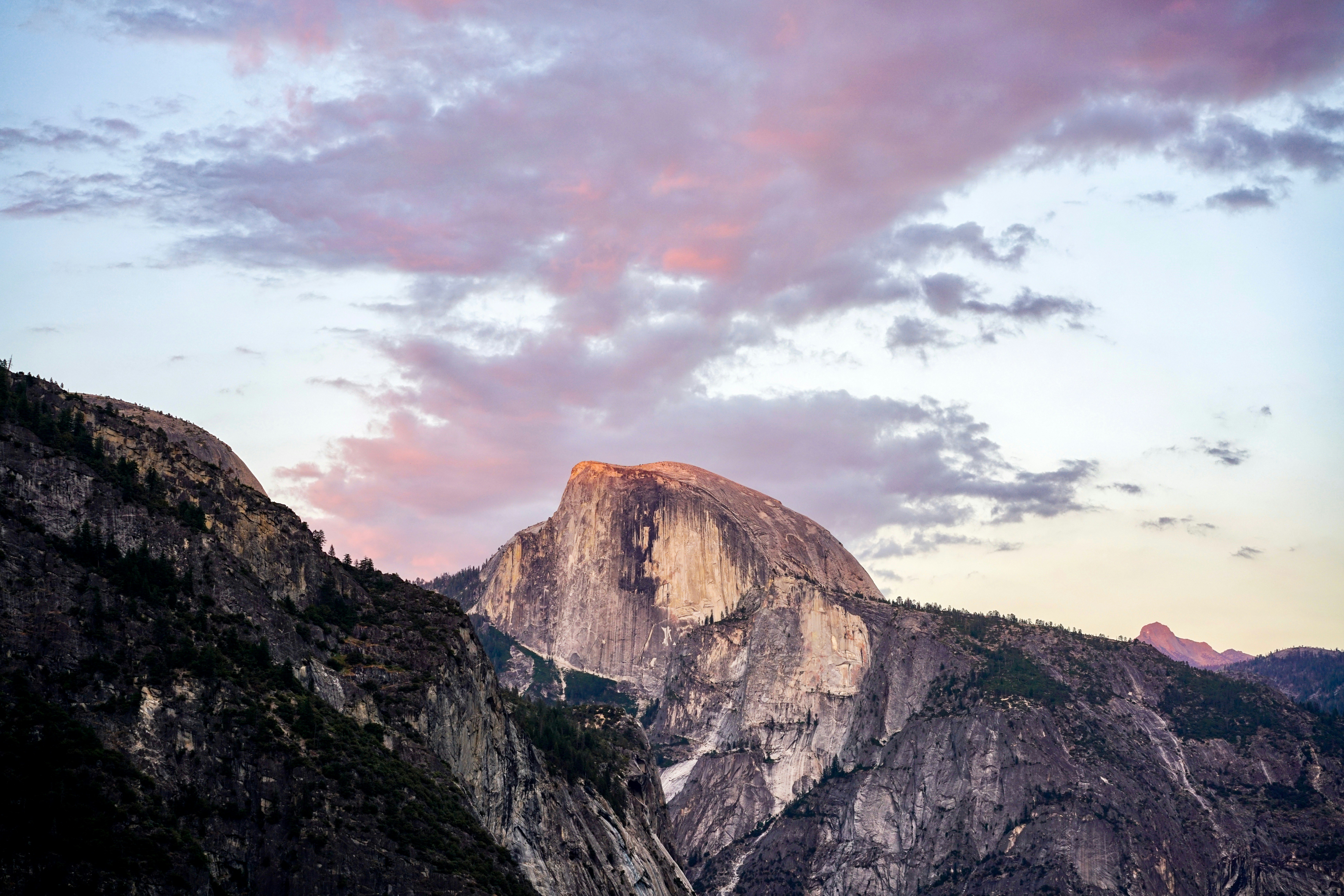 montagne rocheuse sous ciel nuageux